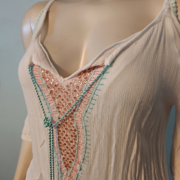 Peek a boo shoulder blouse - Picture 2 of 5